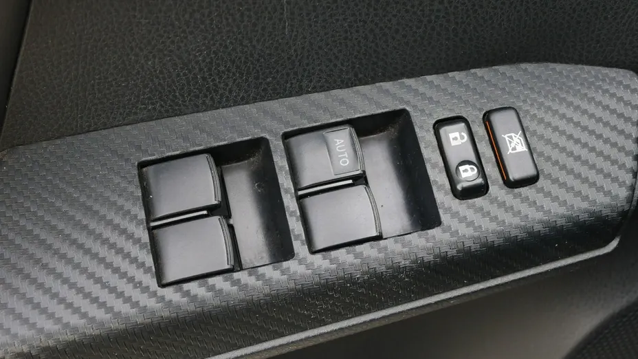 TOYOTA RAV4 -