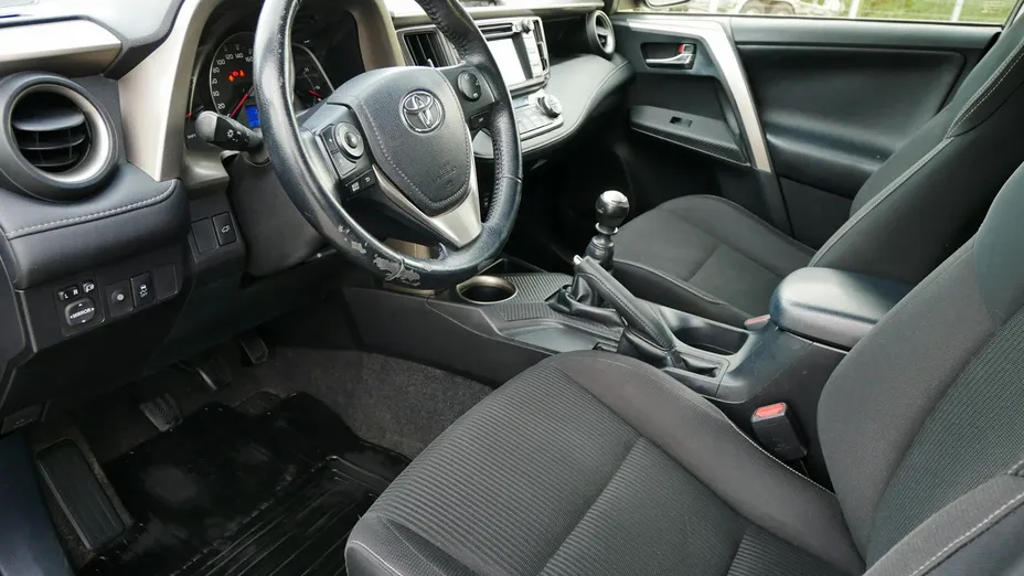 TOYOTA RAV4 -