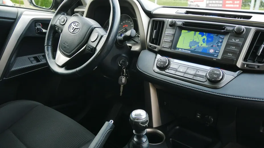 TOYOTA RAV4 -