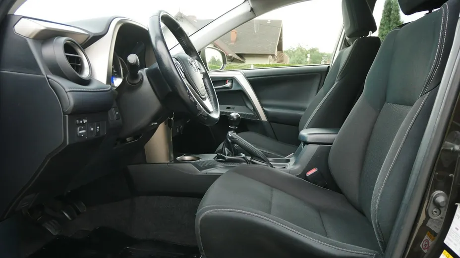 TOYOTA RAV4 -