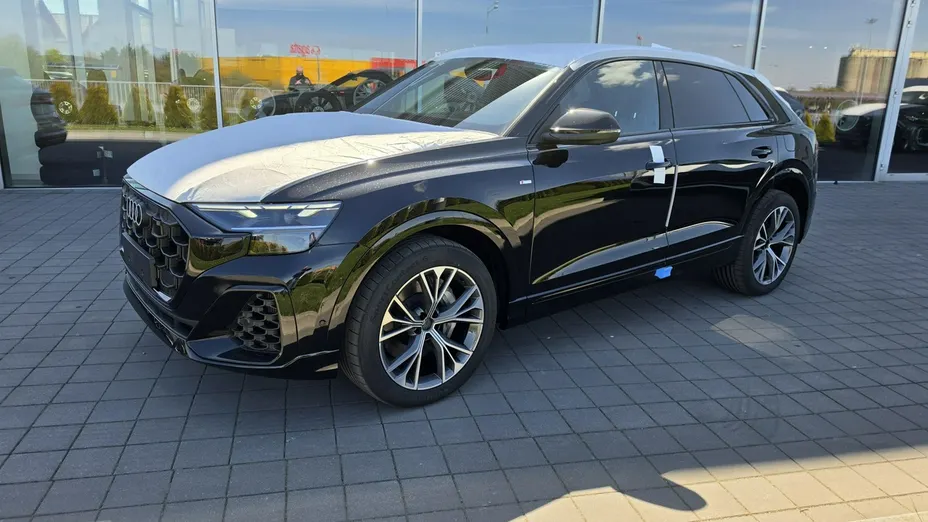 AUDI Q8 -