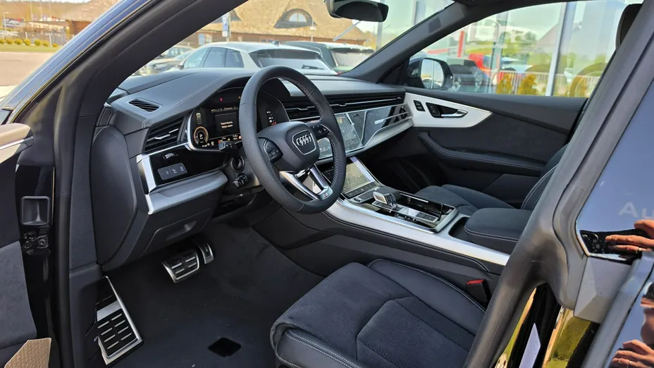 AUDI Q8 -