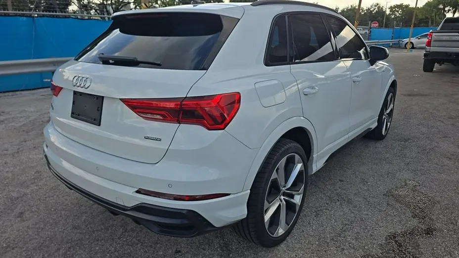 AUDI Q3 -