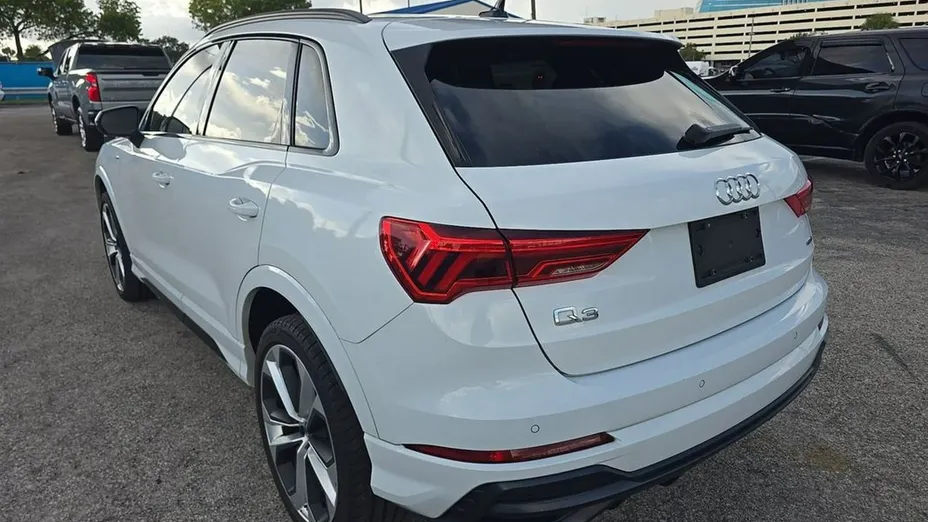 AUDI Q3 -