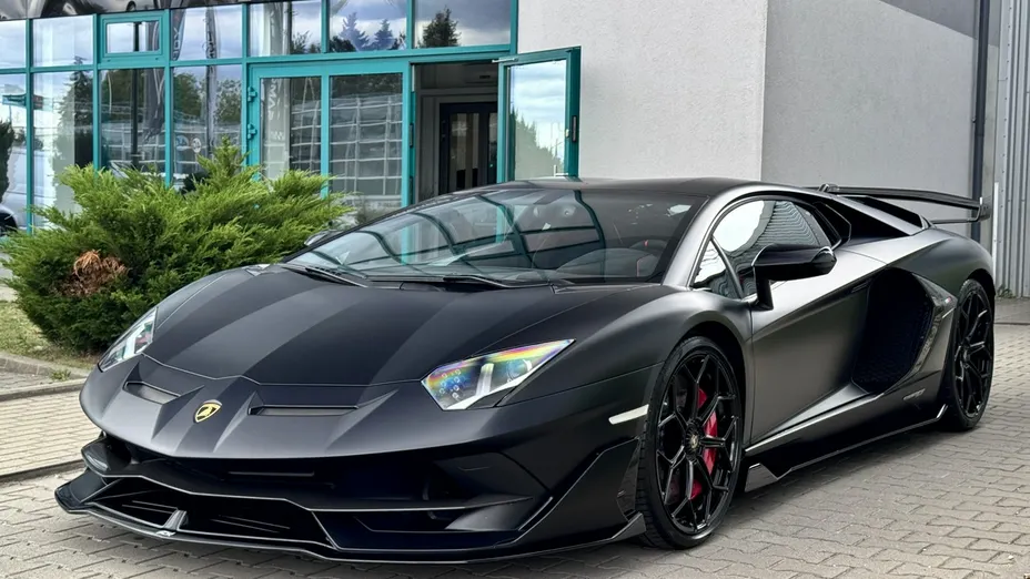 LAMBORGHINI Aventador -