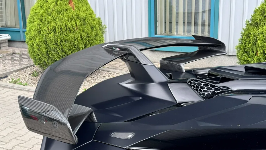 LAMBORGHINI Aventador -
