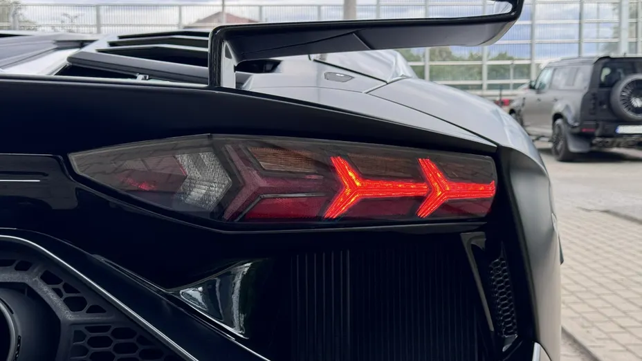 LAMBORGHINI Aventador -