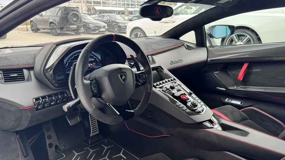 LAMBORGHINI Aventador -