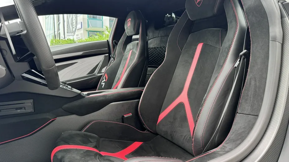 LAMBORGHINI Aventador -
