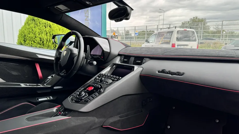 LAMBORGHINI Aventador -