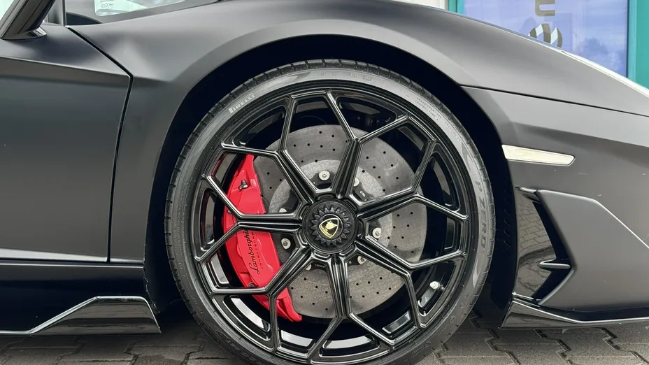 LAMBORGHINI Aventador -