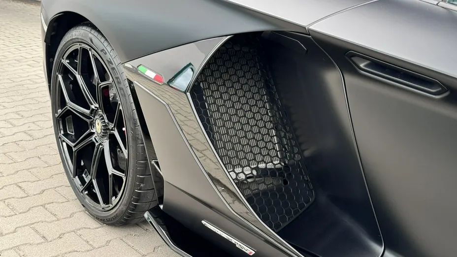 LAMBORGHINI Aventador -