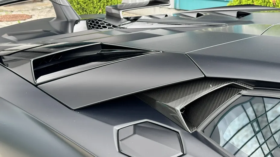 LAMBORGHINI Aventador -