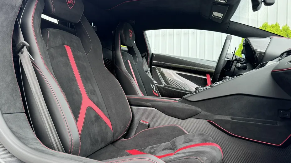 LAMBORGHINI Aventador -