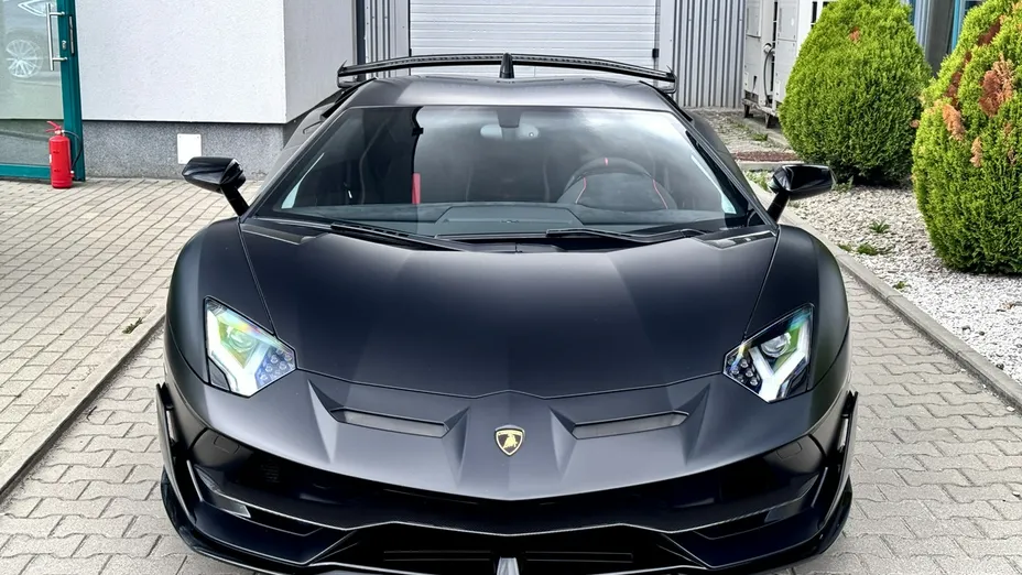 LAMBORGHINI Aventador -