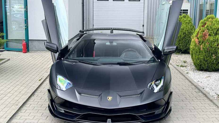 LAMBORGHINI Aventador -