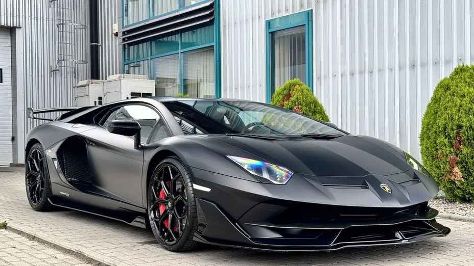 LAMBORGHINI Aventador -