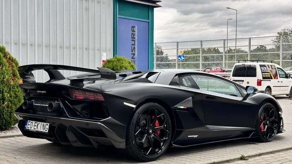 LAMBORGHINI Aventador -