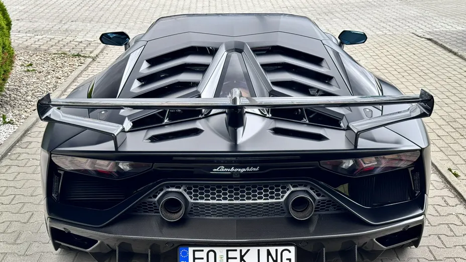 LAMBORGHINI Aventador -