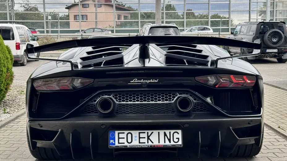 LAMBORGHINI Aventador -
