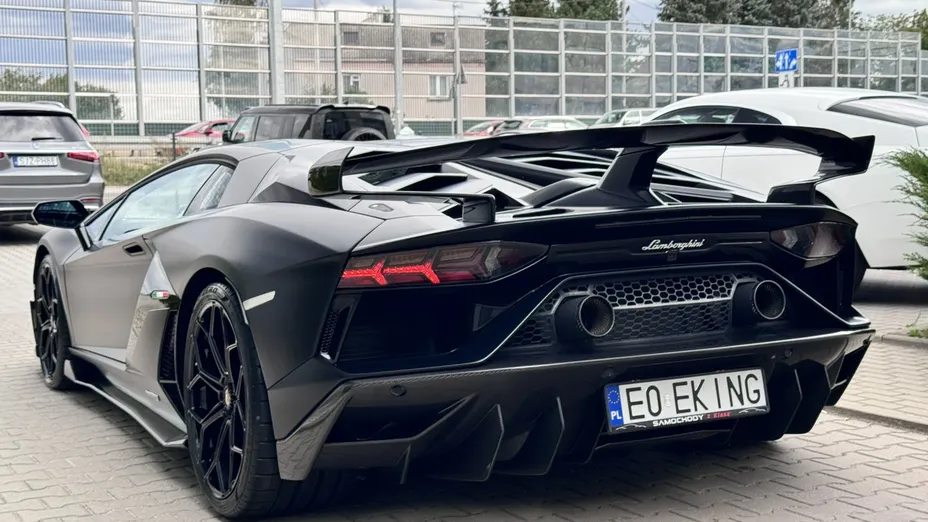 LAMBORGHINI Aventador -