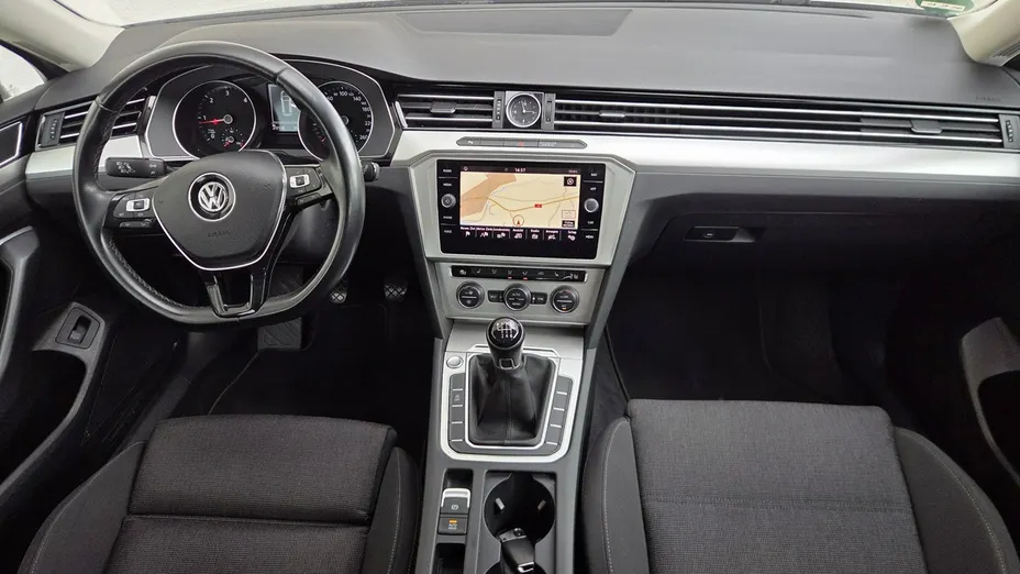 VOLKSWAGEN Passat -