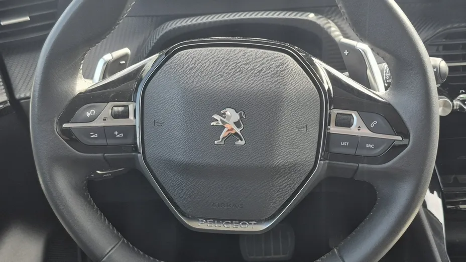 PEUGEOT 208 -