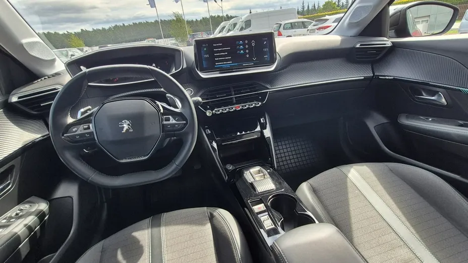 PEUGEOT 208 -