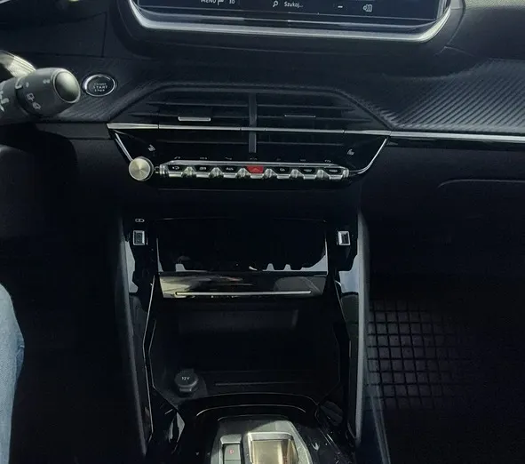 PEUGEOT 208 -