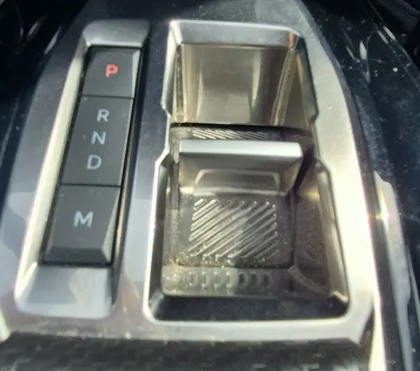PEUGEOT 208 -