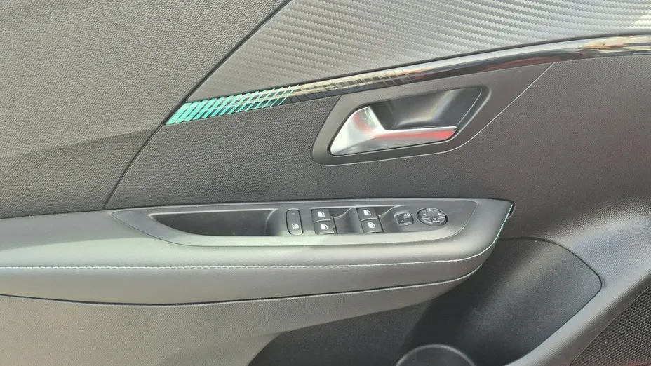 PEUGEOT 208 -