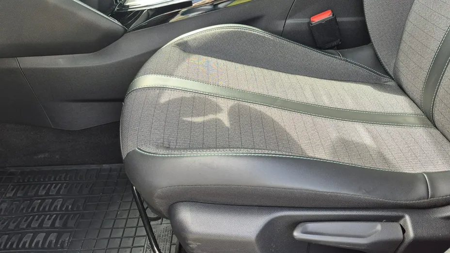 PEUGEOT 208 -