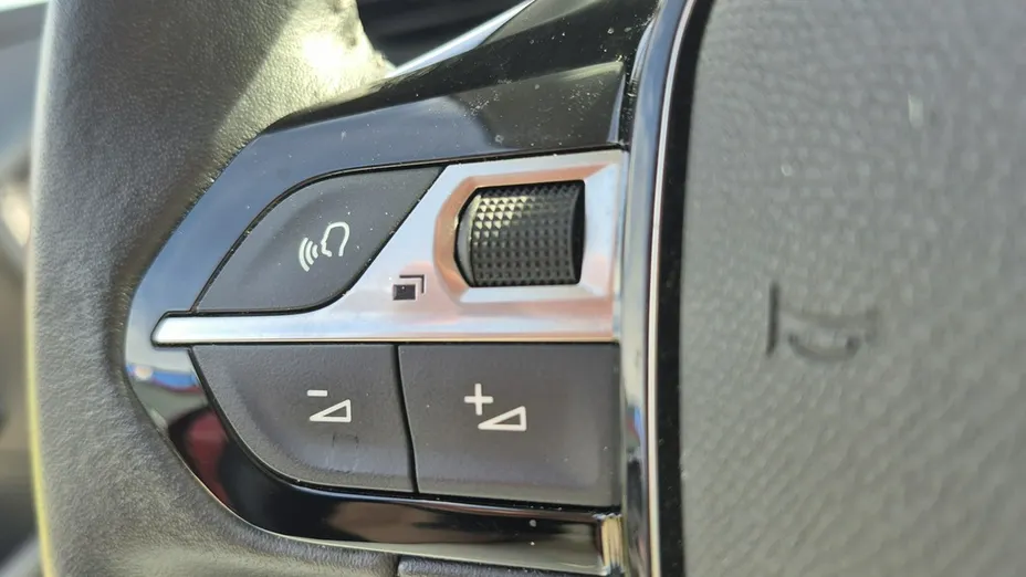 PEUGEOT 208 -