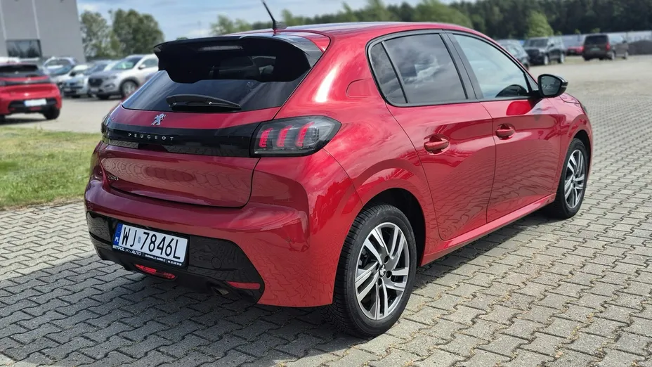 PEUGEOT 208 -
