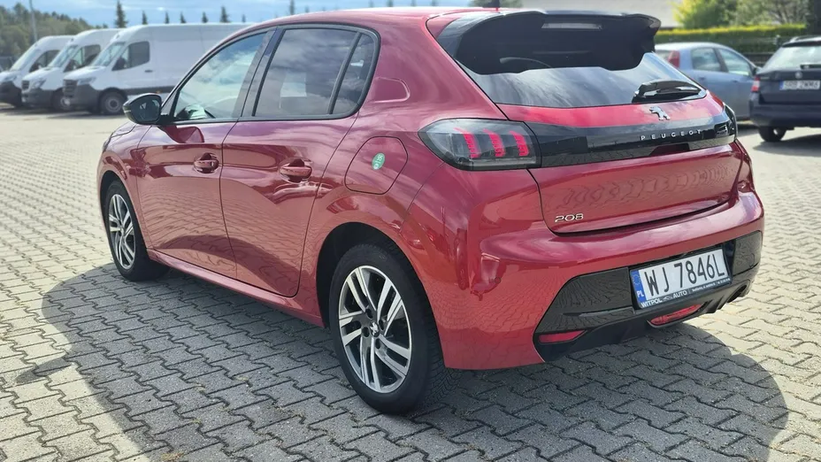 PEUGEOT 208 -