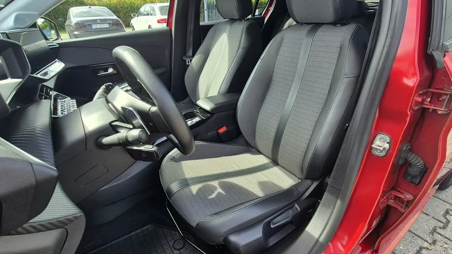 PEUGEOT 208 -
