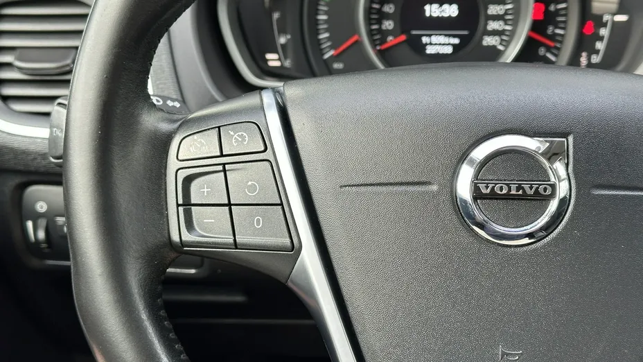 VOLVO V40 -