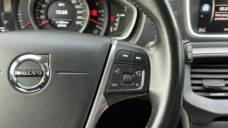 VOLVO V40 -