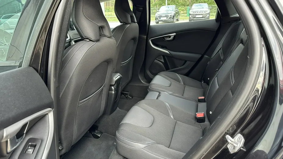 VOLVO V40 -