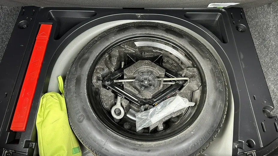 VOLVO V40 -