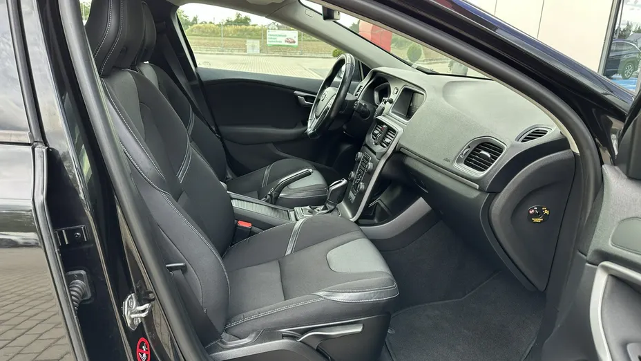 VOLVO V40 -