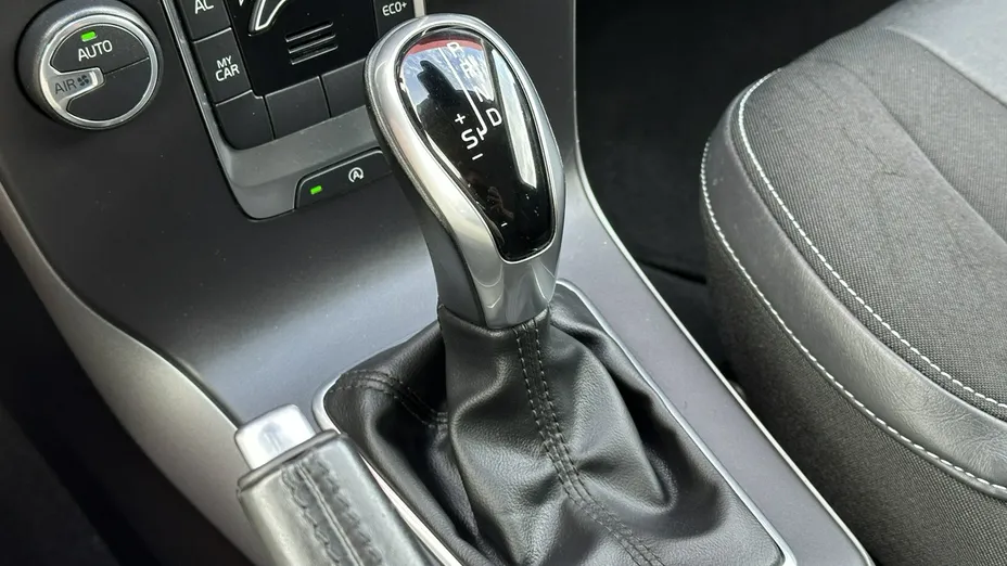 VOLVO V40 -