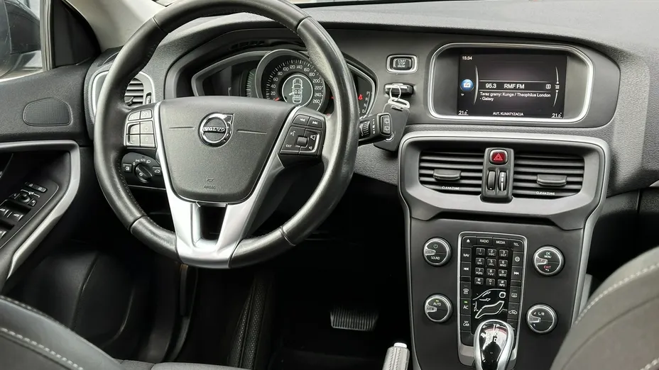 VOLVO V40 -