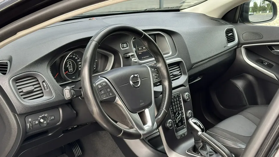 VOLVO V40 -