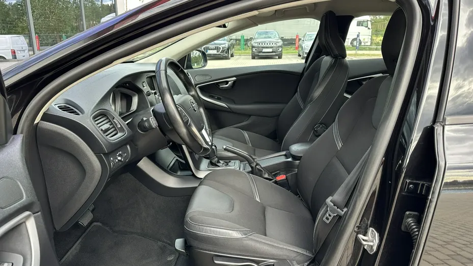 VOLVO V40 -