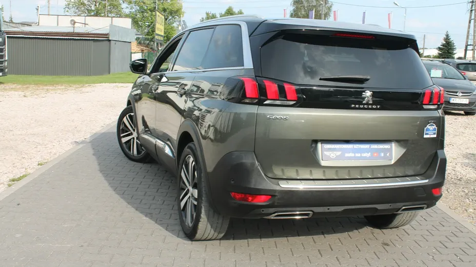 PEUGEOT 5008 -