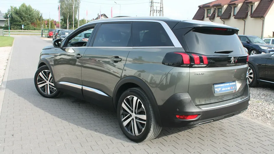 PEUGEOT 5008 -