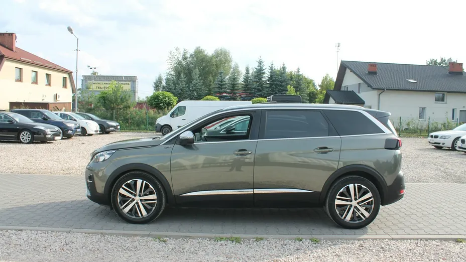 PEUGEOT 5008 -