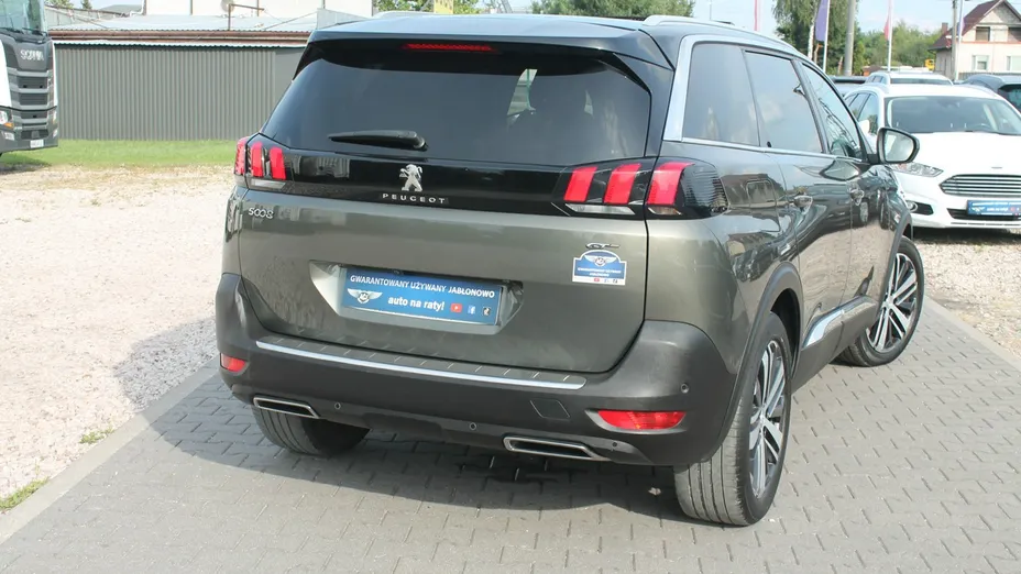 PEUGEOT 5008 -
