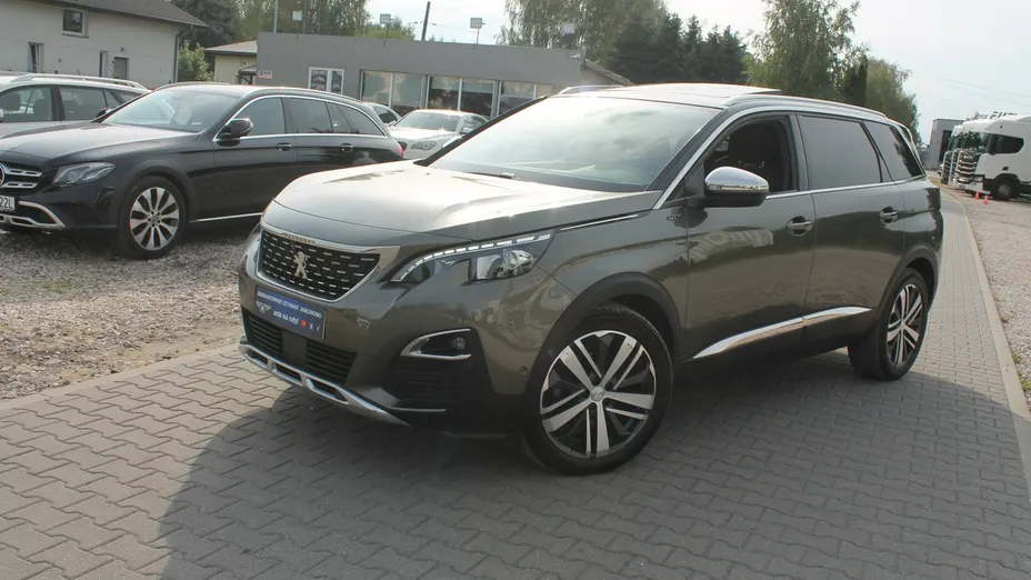 PEUGEOT 5008 -